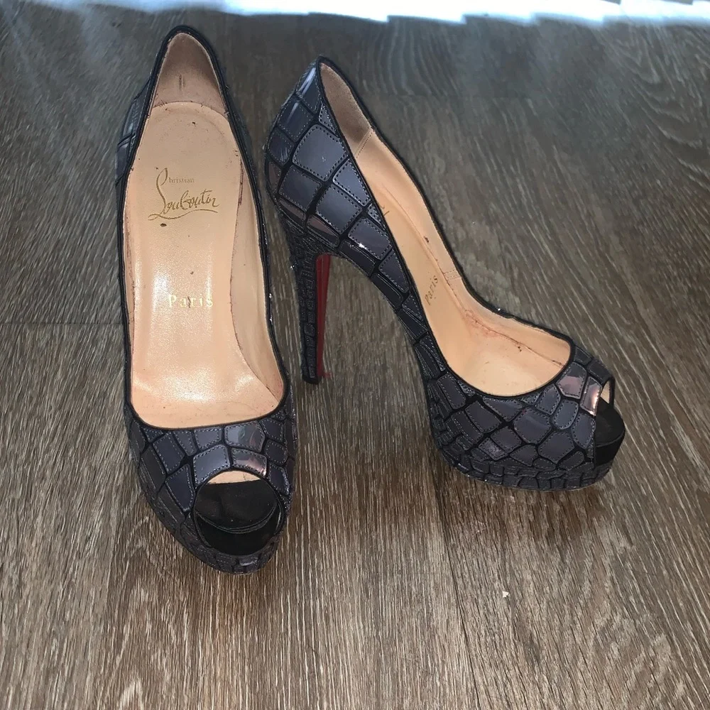 Christian Louboutin - Picture 2 of 4